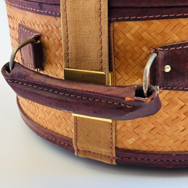 Vintage Circular Wicker and Leather Suitcase - Vintage Luggage, Travel Bag For Sale - Image 12 of 16