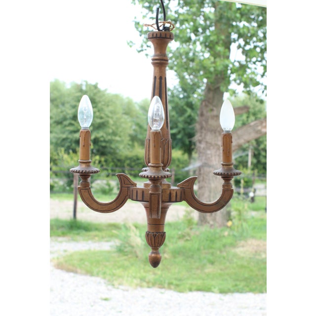 French Neoclassical Five-Light Carved Wood Chandelier with Aged Gold Finish, 1950 For Sale - Image 6 of 8