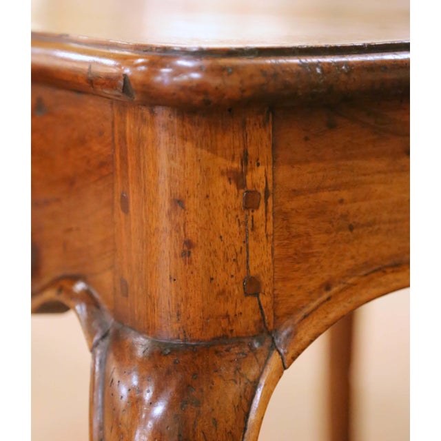 18th Century French Louis XV Walnut Bow-Front Side Table Desk With Drawer For Sale - Image 12 of 17
