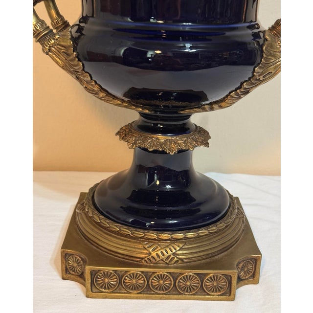 1990s United Wilson Porcelain Cobalt Urn Vase & Platform Base Gilt Bronze Mounts For Sale In Phoenix - Image 6 of 12
