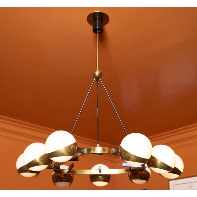 An elegant original Stilnovo chandelier from the 1950s, made in Italy. This rare piece of mid-century design combines the...