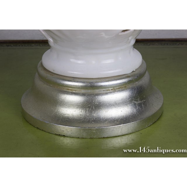 Mid-Century Modern American 1940s White Ceramic Table Lamp With Sculptural Leaf Motif For Sale - Image 3 of 8