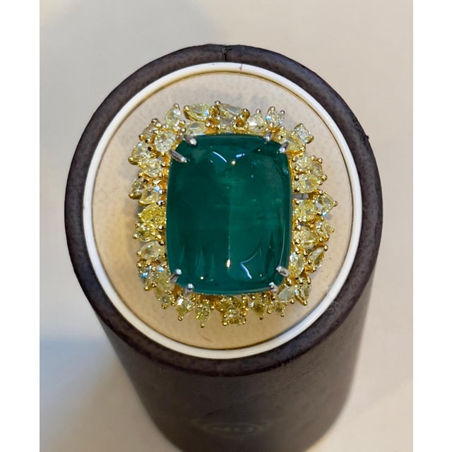 2020s 27.89 Ct Natural Colombian Emerald Cabochon & 5.73 Ct Yellow Diamond Ring 18 Kt For Sale - Image 5 of 8