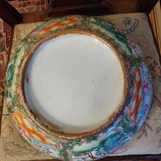 1820's Ching Dynasty Detailed Chinese Medallion Bowl For Sale - Image 4 of 5