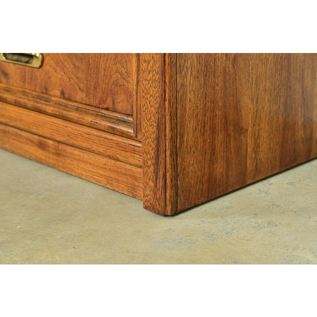 Thomasville Mid-Century Modern Hollywood Regency Sculpted Walnut Campaign Nightstands, Pair For Sale - Image 12 of 17