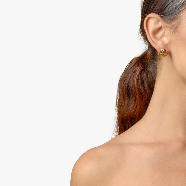 These elegant vintage stud earrings showcase a refined arrangement of brilliant diamonds, creating a soft yet radiant...