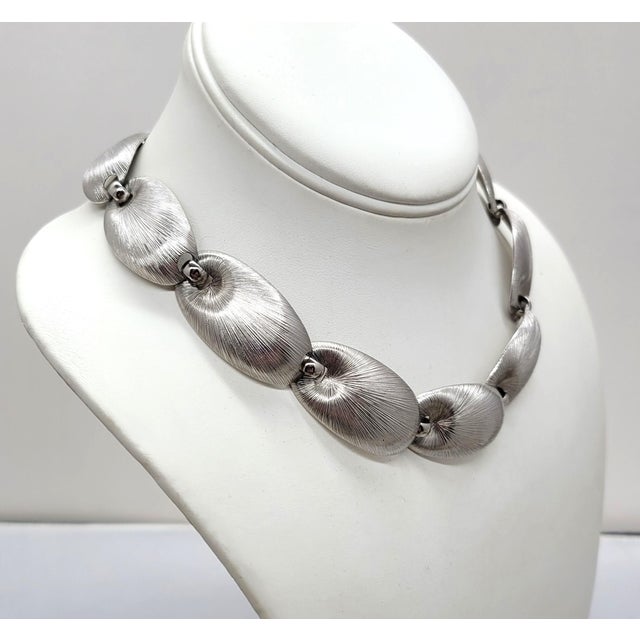 Vintage 1950s Signed Napier Book Piece Silvertone Florentine Finish Oval Link Necklace For Sale In Philadelphia - Image 6 of 8