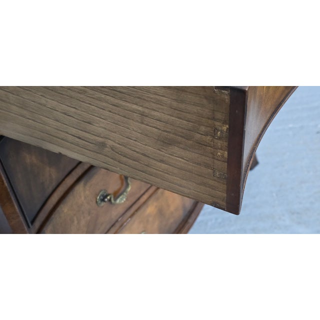 Small Georgian Serpentine Chest of Drawers, 1910 For Sale - Image 6 of 18