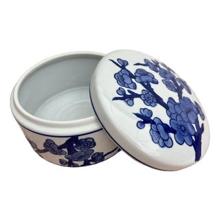 Late 20th Century Blue & White Floral Round Porcelain Box For Sale