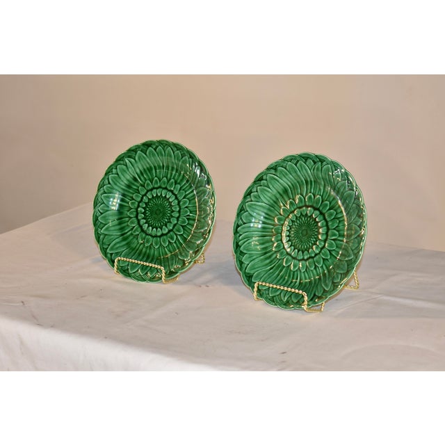 Victorian Pair of 19th Century Wedgwood Green Majolica Sunflower Plates For Sale - Image 3 of 9