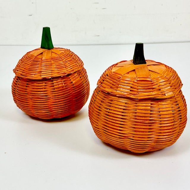1970s Vintage Boho Chic Americana Arts & Crafts Small Wicker Pumpkin Baskets - A Pair For Sale - Image 4 of 10
