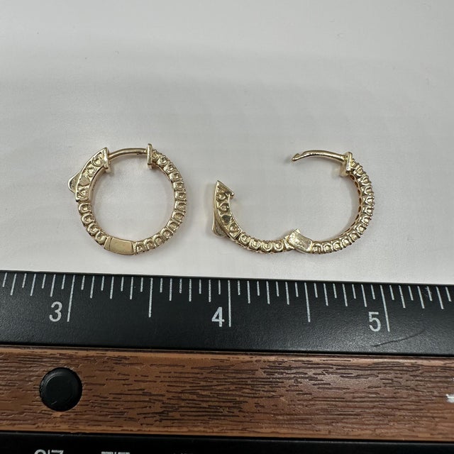 Natural Diamond Hoop Earrings in 14kt Yellow Gold – 0.70ctw, 0.75in, New, A Pair For Sale In New York - Image 6 of 6