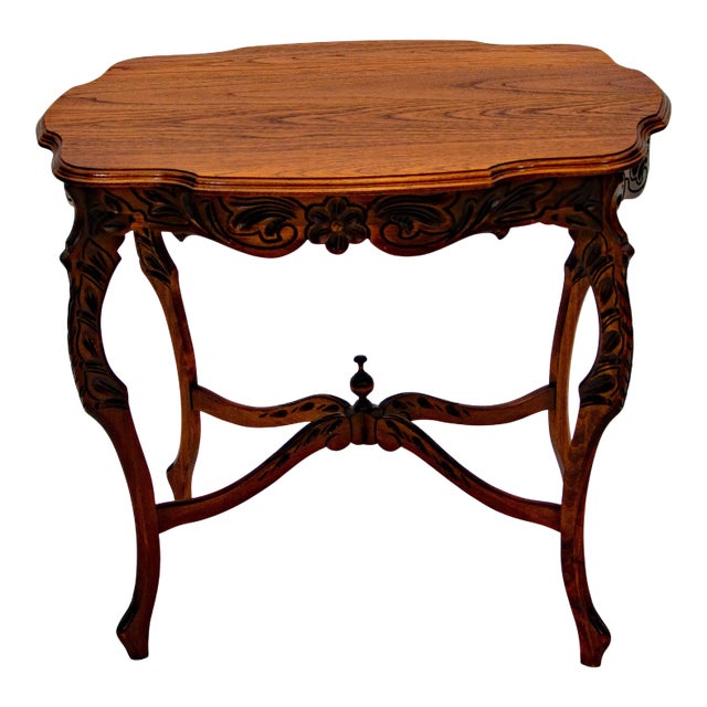 Vintage Victorian Walnut Finish Occasional Table For Sale