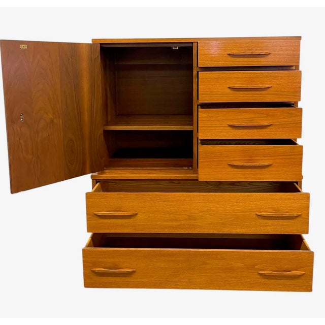 Vintage Mid-Century Modern Bedroom Set - Gentleman's Chest Highboy & Sculpted Pull Credenza Dresser, 1960s, 2 Pieces For Sale In Seattle - Image 6 of 9