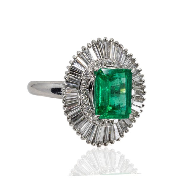 Contemporary Late 20th Century Emerald Ballerina Ring, Size 5 For Sale - Image 3 of 5