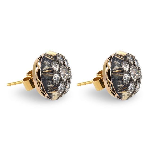 Victorian Early 20th Century Pair of Victorian 2.50 Carat Diamond Yellow Gold Silver Stud Earrings For Sale - Image 3 of 7