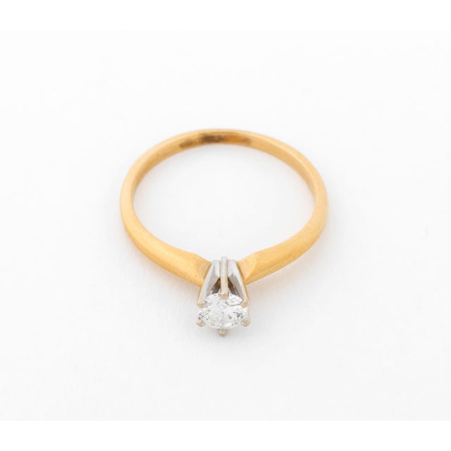 Contemporary 14k Yellow Gold, White Gold, & Diamond Solitaire Ring For Sale - Image 3 of 6