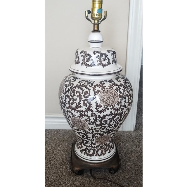 Mid-Century Modern Vintage 1970s Hand-Painted Brown & White Floral Ginger Jar Table Lamp For Sale - Image 3 of 15