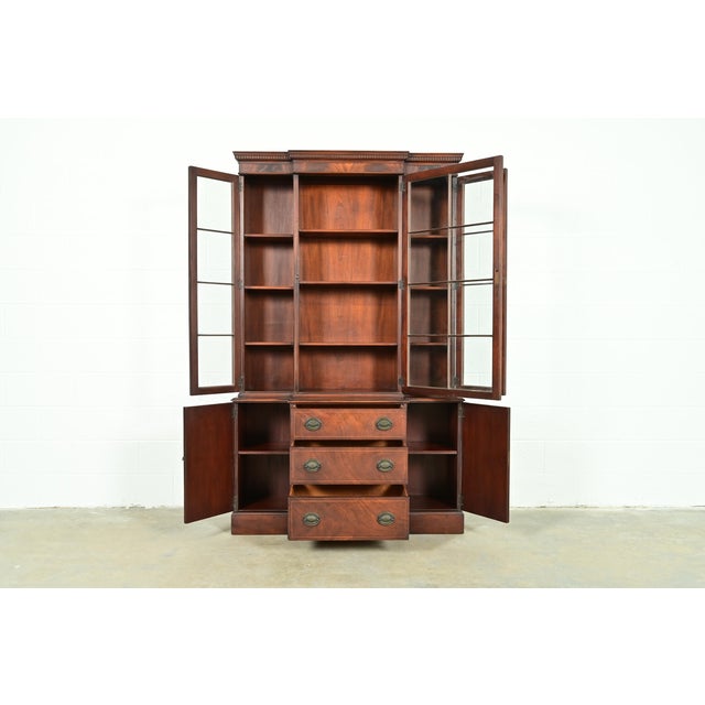 1960s Kittinger Furniture Georgian Flame Mahogany Breakfront Bookcase Cabinet, Circa 1960s For Sale - Image 5 of 14