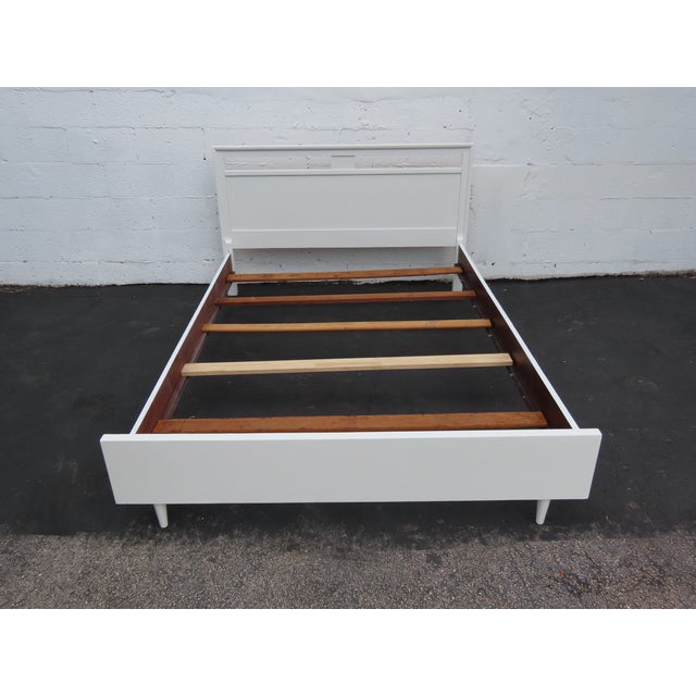 Mid Century Modern Painted White Full Size Bed 6574 For Sale - Image 11 of 12