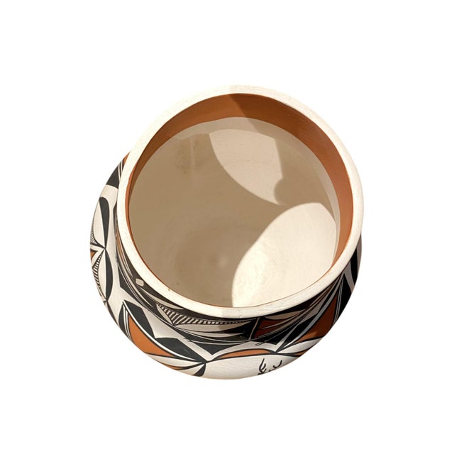 Native American Louise Amos Acoma Pueblo New Mexico Native American Pottery Olla Vase With Heartline Deer Motif, Smithsonian American Indian Museum For Sale - Image 3 of 14