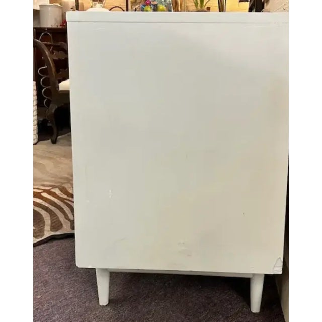 American of Martinsville Mid Century American of Martinsville White Painted Dresser For Sale - Image 4 of 8