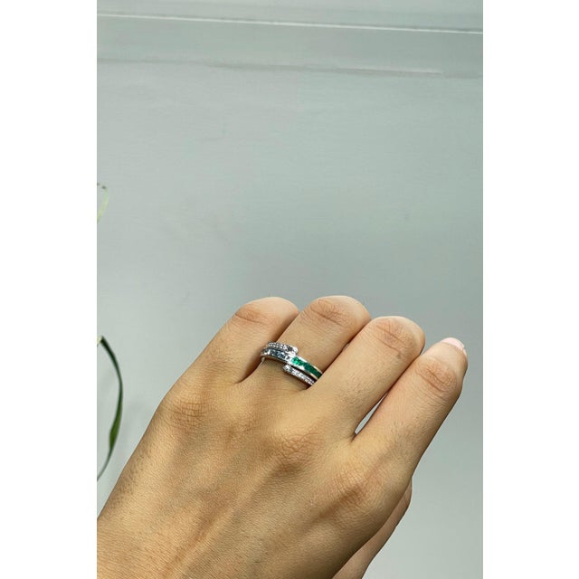 Modern 3.82 Ct Blue Topaz & Green Onyx Spinner Eternity Band Ring in 925 Sterling Silver Size 6 For Sale - Image 6 of 16