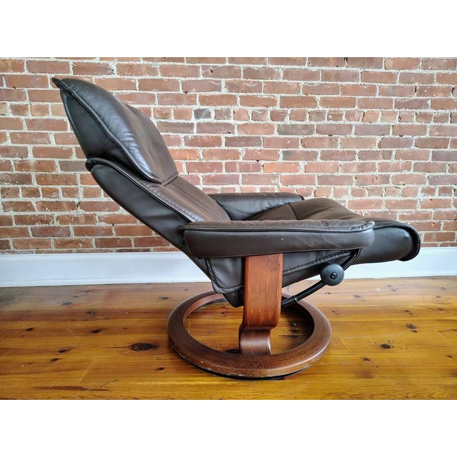 Mid-Century Modern 1990s Ekornes Stressless Norwegian Leather Recliner & Ottoman, Brown For Sale - Image 3 of 9