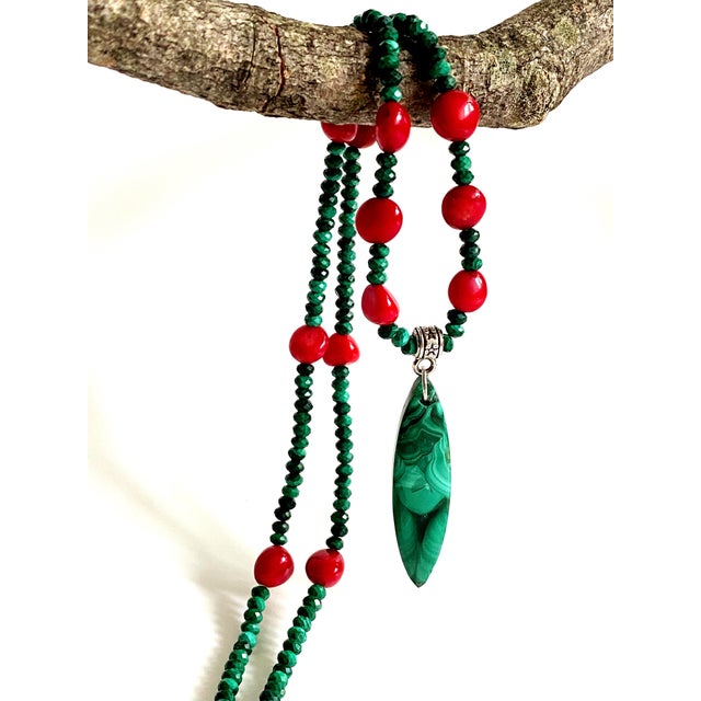 Artisan Genuine Malachite Necklace With Large Sculptural Pendant and Red Bamboo Seeds Detail For Sale - Image 13 of 17