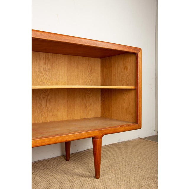 Long Danish Sideboard in Teak and Oak and Leatherette by Arne Hovmand-Olsen, 1960 For Sale - Image 6 of 18