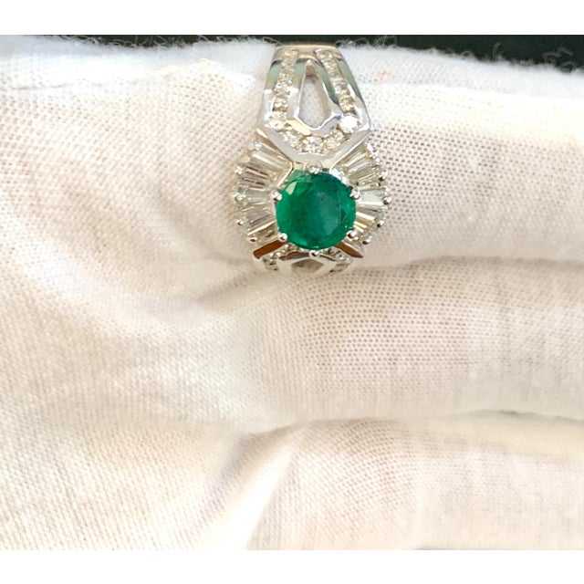 1.5 Carat Round Cut Emerald and 1.2 Carat Diamond Ring 18 Karat White Gold For Sale In New York - Image 6 of 18