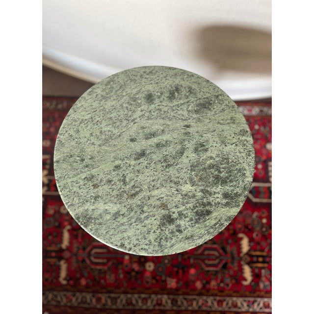 French 1980s Bombay Company French Empire Neoclassical Style Green Marble Top Side Mahogany Table For Sale - Image 3 of 12