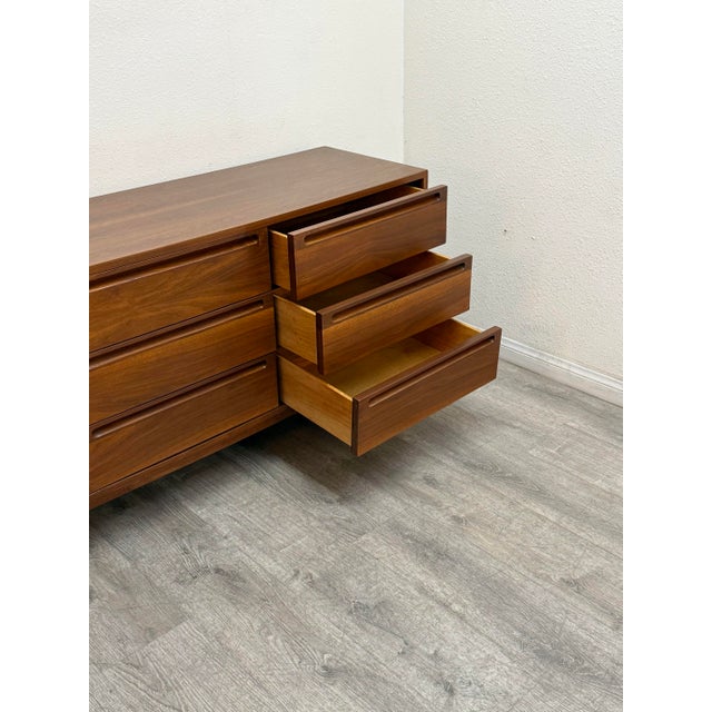 American of Martinsville Mid Century Modern Dresser For Sale - Image 4 of 9