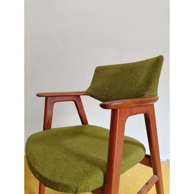 This refined armchair designed by Erik Kirkegaard in the 1950s represents the golden age of Danish design, when master...