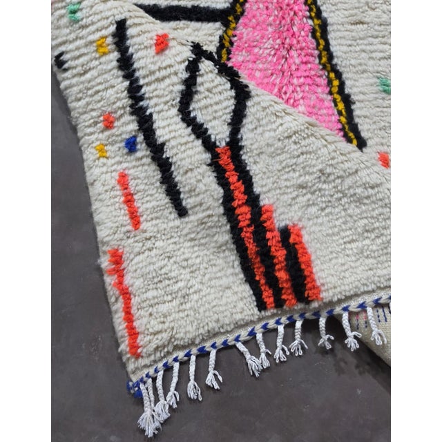 2020s Moroccan Wool Neon Rug - 8.2 X 4.9 Ft For Sale - Image 5 of 8