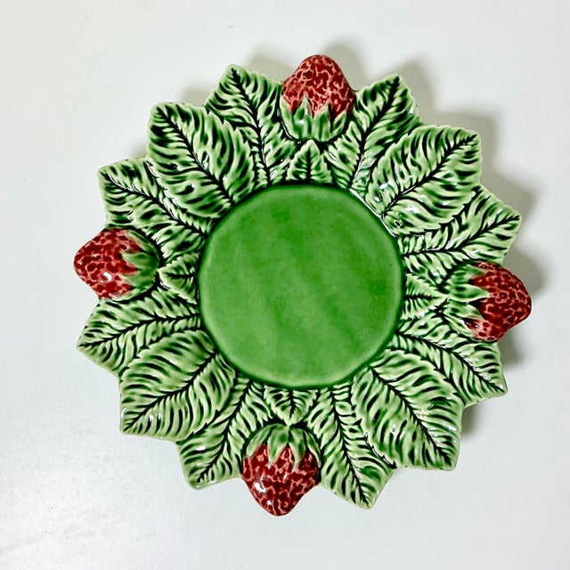 This is such a lovely service ware plate from Portuguese ceramics factory Bordallo Pinheiro. It features a Trompe L’Oeil...