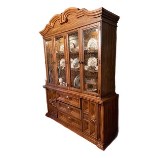 Classic Thomasville China Hutch – Glass Display & Storage, Timeless Wood Finish, Attributed For Sale