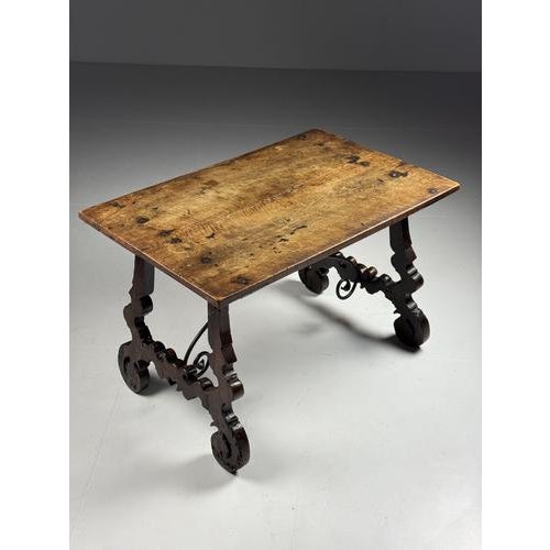 Spanish table. Solid walnut. Originating from the 18th century. Incredibly beautiful patina. Some (older) restorations to...