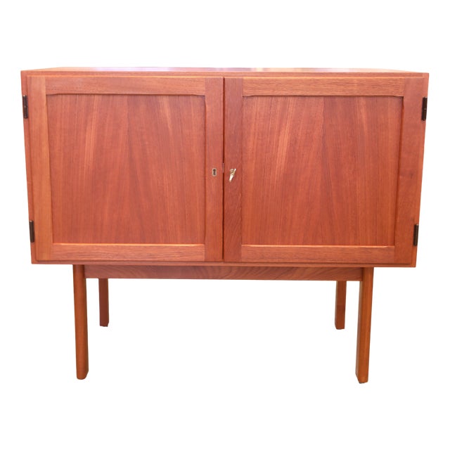 Danish Neat Bar Cabinet in Teak with Bottle Storage, 1970s For Sale