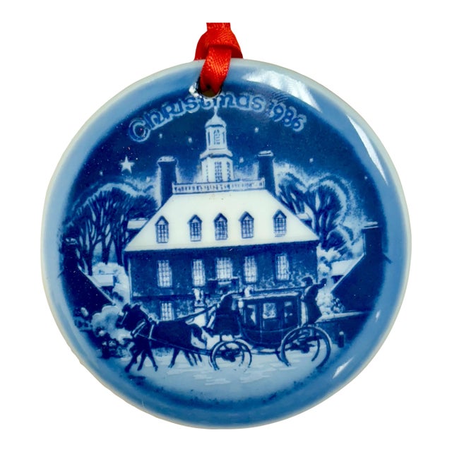 Vintage Bing & Grøndahl Ornament "Christmas Eve in Williamsburg" 1986 First Edition – "Christmas in America" Series, Blue White Porcelain For Sale