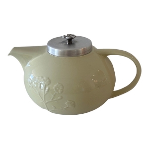 Vintage Villeroy & Boch "The Tisane" Pattern Teapot Embossed Floral Design Cream Color Metal Lid 500 ML