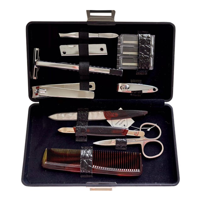 1990s Rostfreier Stahl Gentlemen’s Grooming Tools Kit - Manicure Set & Black Embossed Leather Travel Case / Stainless Steel, Germany For Sale