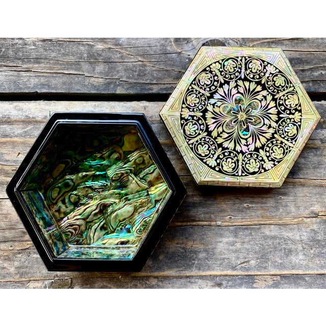 White Korean Najeonchilgi Hexagonal Mother-of-Pearl Floral Lacquer Box For Sale - Image 8 of 15