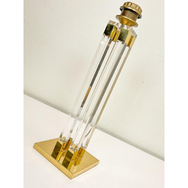 Hollywood Regency Regency Brass and Acrylic Glass Column Table Lamp, 1980s For Sale - Image 3 of 10