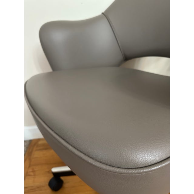 Authentic 2019 Knoll Eero Saarinen Executive Swivel-Tilt Desk Chair in Cadet Grey Volo Leather For Sale In Boston - Image 6 of 11