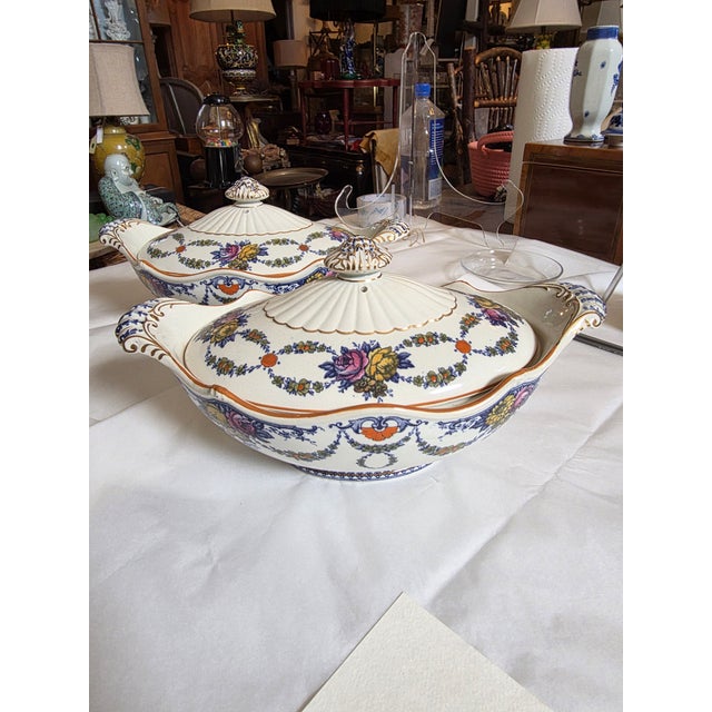 Pair of Wedgwood Tureens Grosvenor Pattern For Sale - Image 4 of 13