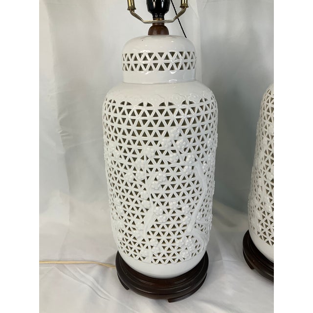 1950s Pair of Vintage Blanc De Chine Reticulated Porcelain Chinoise Lamps Hollywood Regency For Sale - Image 5 of 17