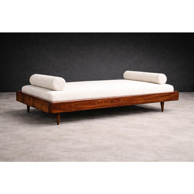 1950s Giuseppe Scapinelli Floating Daybed in Solid Caviúna Wood With Off-White Alpaca Bouclé Upholstery, Brazil, 1950s For Sale - Image 5 of 17