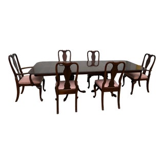 1970s Ethan Allen Georgian Court Dining Room Table & 6 Chairs - Set of 7 For Sale