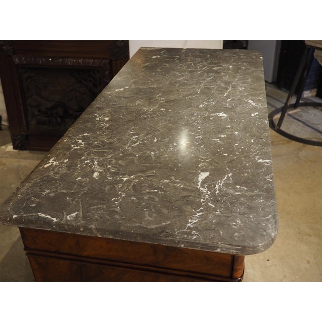 Circa 1820 French Restauration Commode in Flame Mahogany, Gilt Bronze Hardware For Sale In Dallas - Image 6 of 18